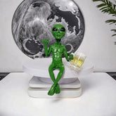 Alien Design Beer Drinking Statue, 1 Box Fun & Humorous Outer Space Room Decor, Alien Figurine with Beer Mug, Decorative Figurines Ideal Gift for Sci-Fi Fans