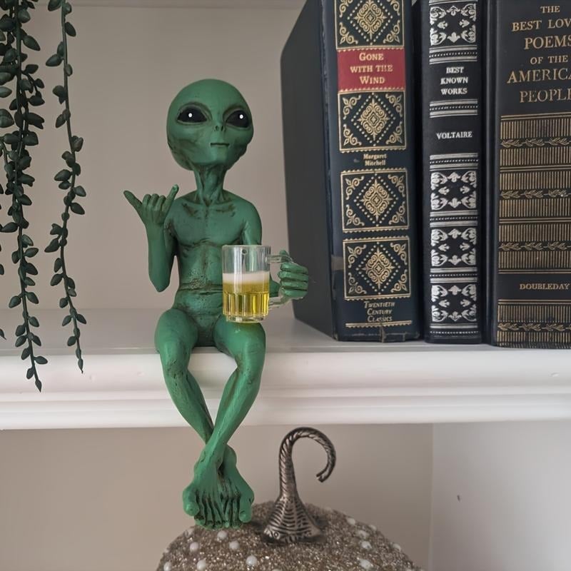 Alien Design Beer Drinking Statue, 1 Box Fun & Humorous Outer Space Room Decor, Alien Figurine with Beer Mug, Decorative Figurines Ideal Gift for Sci-Fi Fans